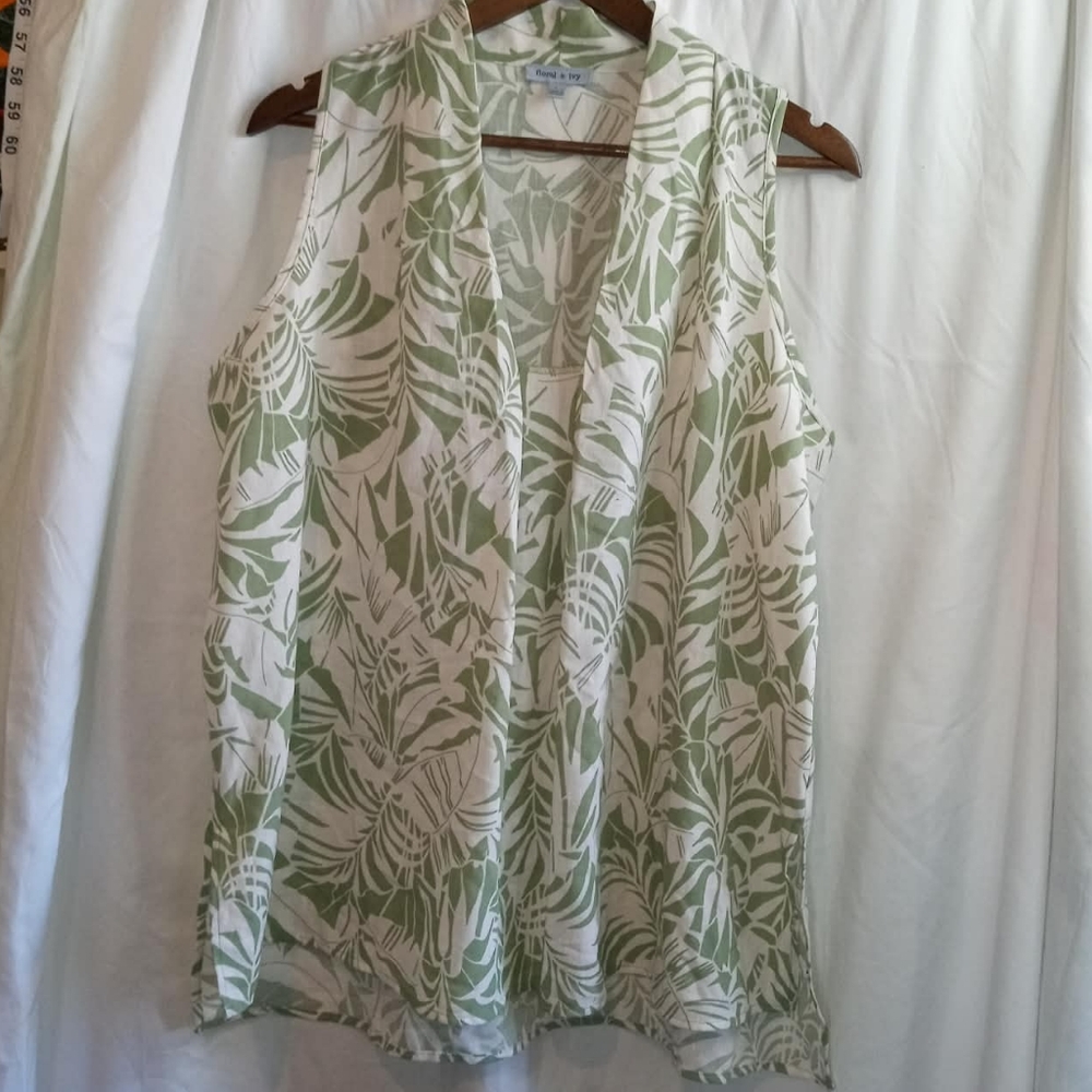 Floral & Ivy Large V-Neck Sleeveless Tank Sage White Tropical Leaf Casual Flowy
